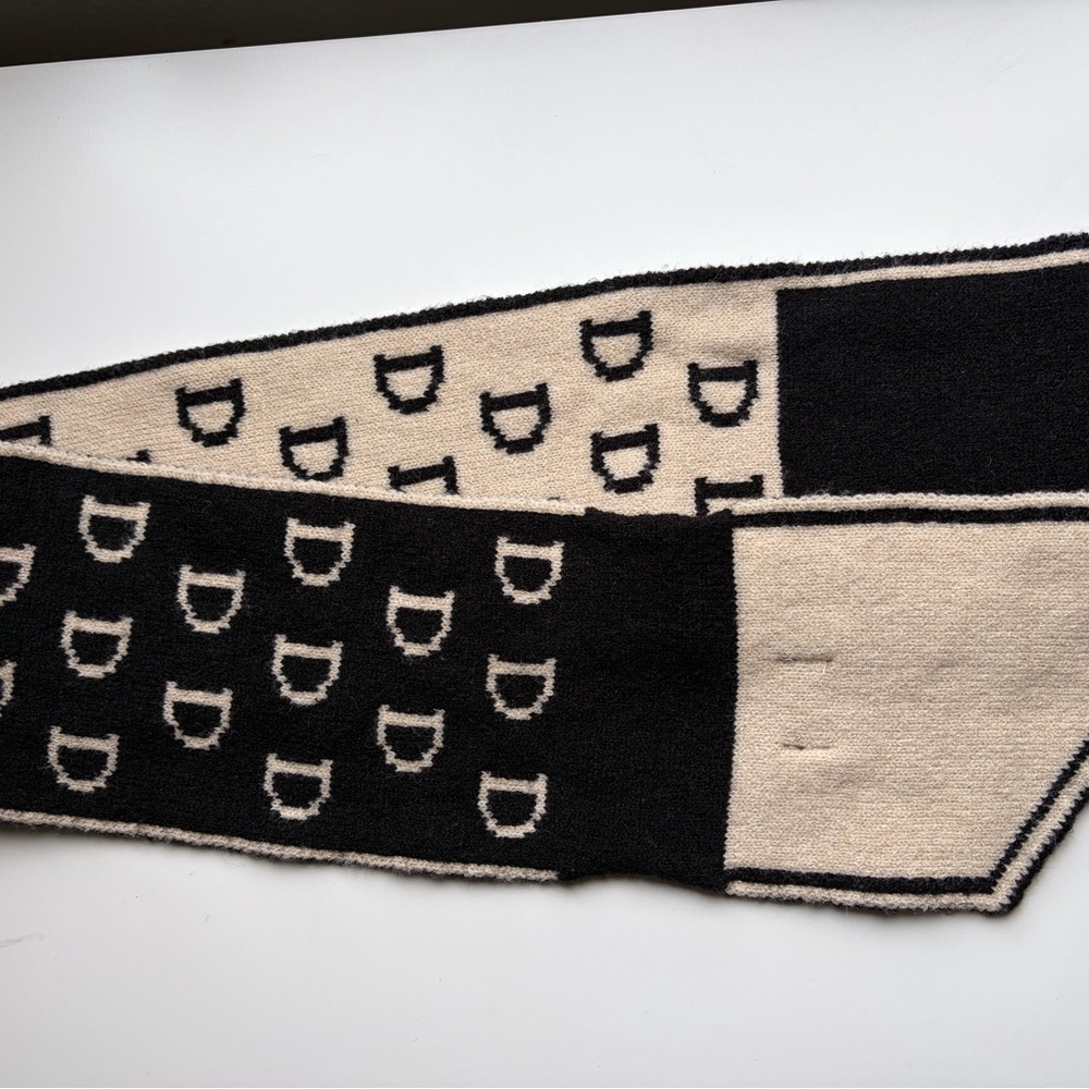 Black and Cream Scarf with D Pattern - Picture 3 of 8